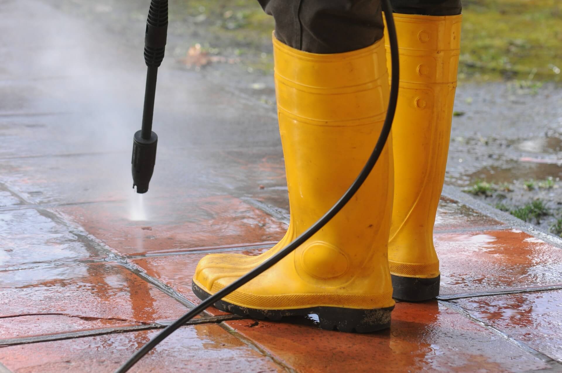 high pressure water nozzle cleaning dirt tiles